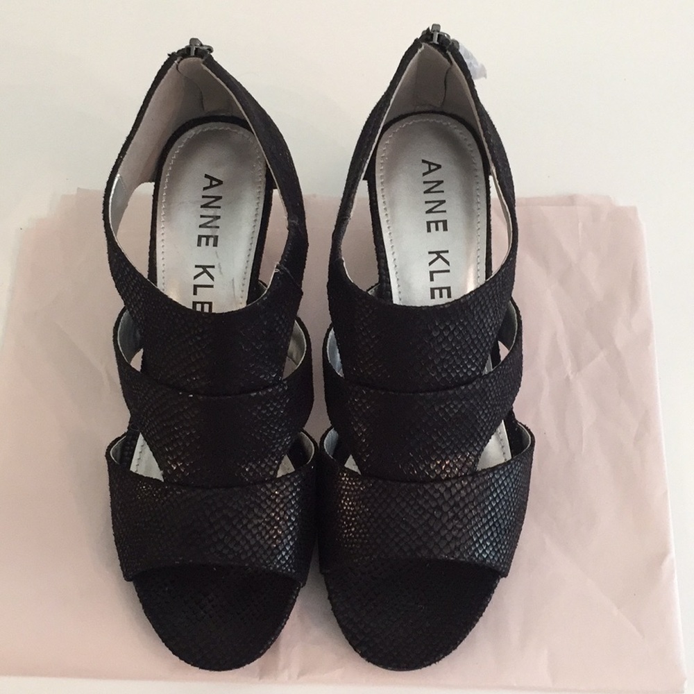 Excellent wedge sandal ...never worn .